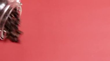 Pembe görüşlü kahve çekirdekleri yavaş çekim klipsiyle kavrulmuş kahve hazırlıyorum.