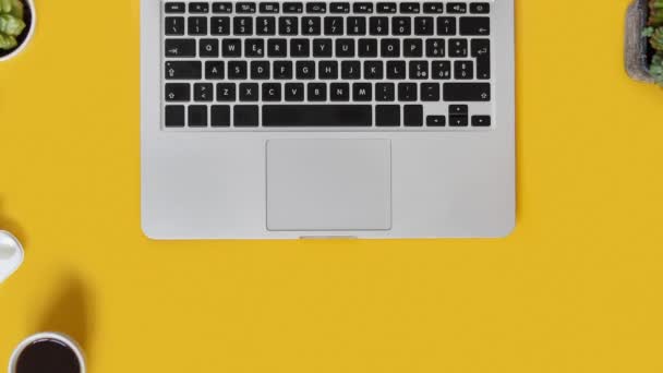 Επιχειρηματίας Χέρια Πληκτρολογώντας Στο Φορητό Υπολογιστή Πάνω Από Κίτρινο Γραφείο — Αρχείο Βίντεο