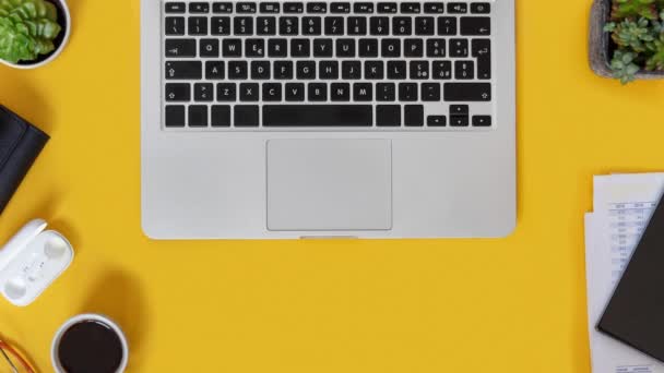 사업을 여자가 노란색 사무실 위에서 노트북 화면으로 타자를 있습니다 잔으로 — 비디오