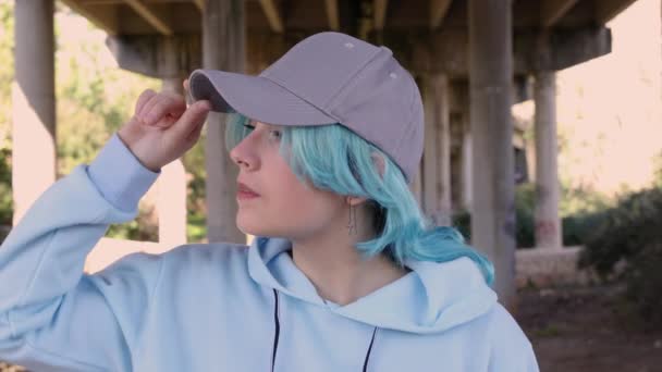 Chica Adolescente Sonriente Con Gorra Béisbol Girando Cabeza Izquierda Derecha — Vídeos de Stock