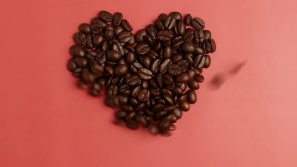 Hjärta Gjord Rostade Kaffebönor Blåser Rosa Ovanifrån — Stockvideo