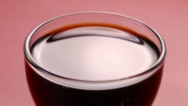 Kávécsepp Beleesik Átlátszó Csésze Eszpresszó Olasz Kávé Rózsaszín Asztalon Igyál — Stock videók