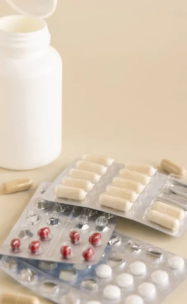 Mieszanina Tabletek Kapsułek Aluminiowych Plastikowych Blistrach Brakującymi Tabletkami Używanymi Już — Zdjęcie stockowe