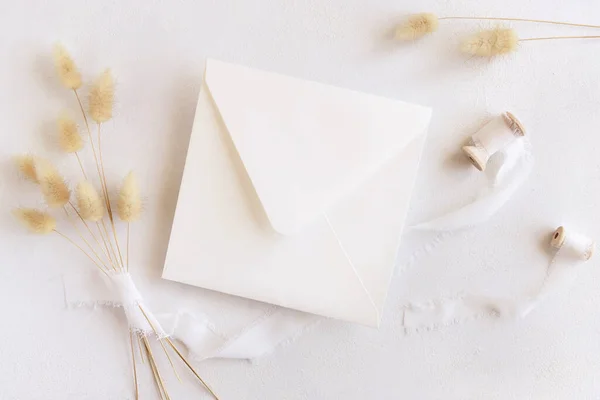Envelope Quadrado Branco Perto Fitas Seda Vista Superior Grama Cauda — Fotografia de Stock