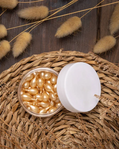 Capsule Siero Bellezza Vaso Aperto Con Coperchio Bianco Sulla Tovaglietta — Foto Stock