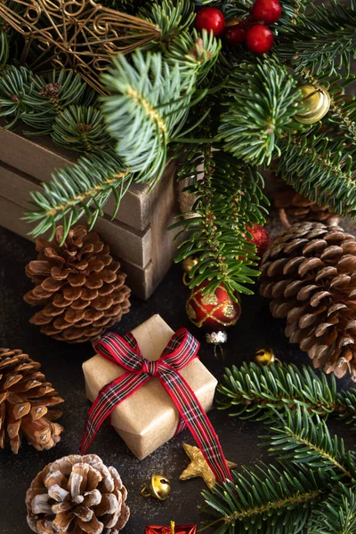 Wrapped Gift Boxes Christmas Decorations Pine Cones Green Fir Branches — ストック写真