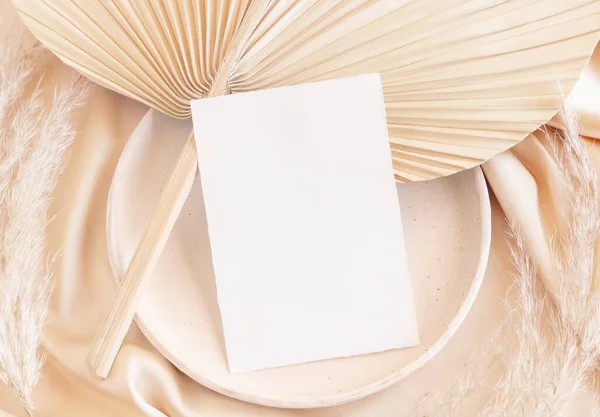 Cartão Branco Placa Com Folha Palma Seca Tecido Sedoso Bege — Fotografia de Stock