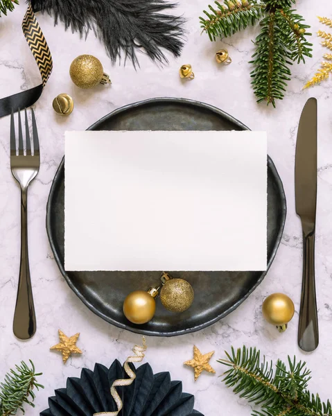 Fekete Arany Asztal Beállítás Díszítéssel Fenyőágakkal Felülnézet Meghívó Mockup Karácsonyi — Stock Fotó