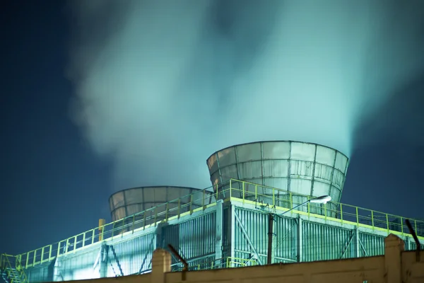 Tubos de los cuales emite humo . — Foto de Stock