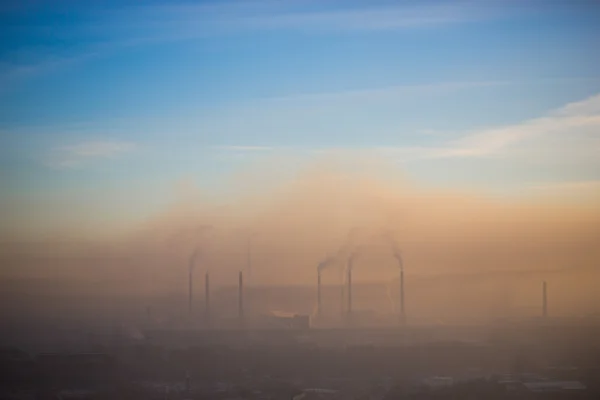 Smog over plant — Stock Photo, Image