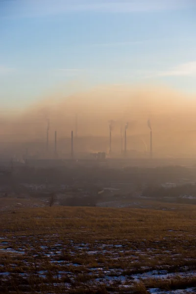 Smog over plant — Stock Photo, Image