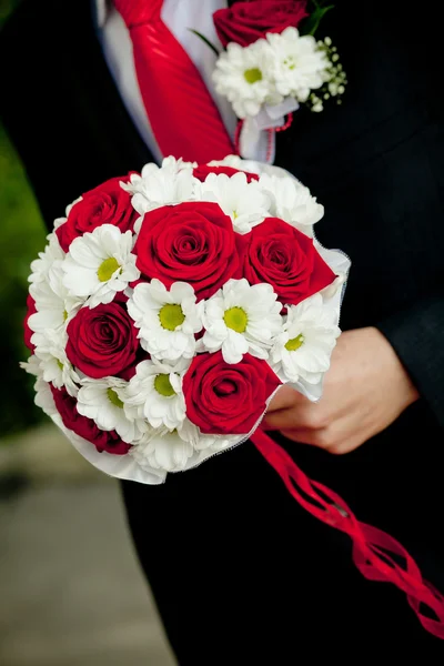 Hochzeitsstrauß von Blumen draußen — Stockfoto