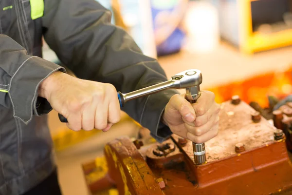 Primo piano delle mani con chiave inglese — Foto Stock