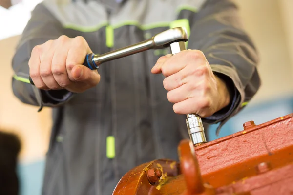 Close-up van handen met een spanner — Stockfoto