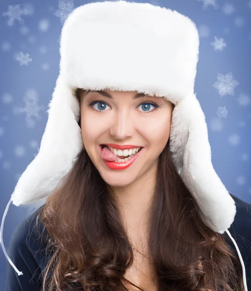 Kış şapkalı güzel kız. — Stok fotoğraf