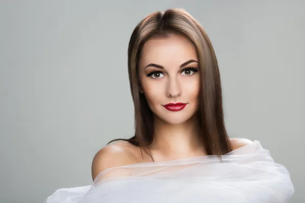 Beautiful woman with long straight brown hair — Stockfoto