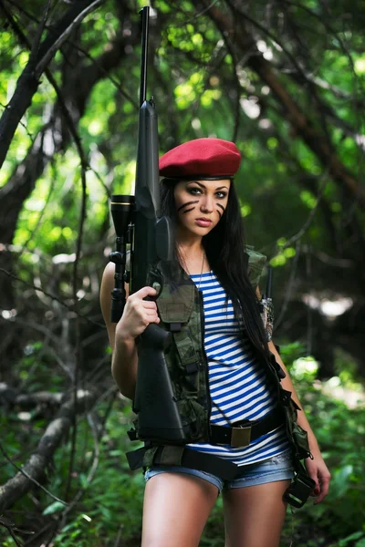 Mädchen mit Gewehr im Wald — Stockfoto