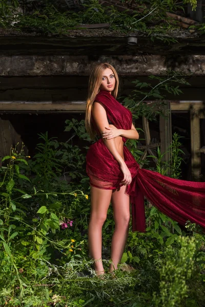 Meisje in een rode doek — Stockfoto
