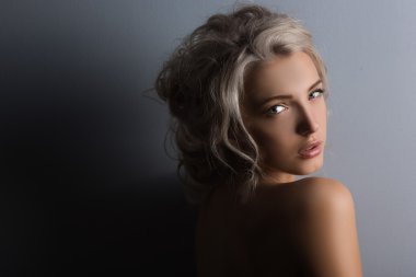 koyu arka plan üzerinde siyah iç çamaşırı seksi kadın.