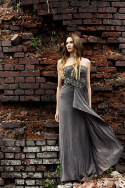 eski taş duvara yaz içinde kadın,