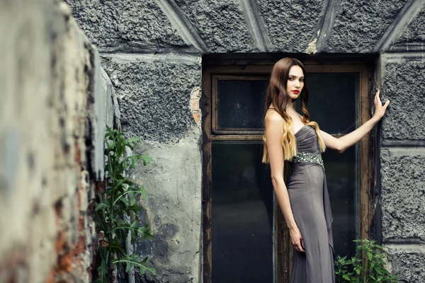 Mujer en vestido de verano contra pared de piedra vieja , — Foto de Stock