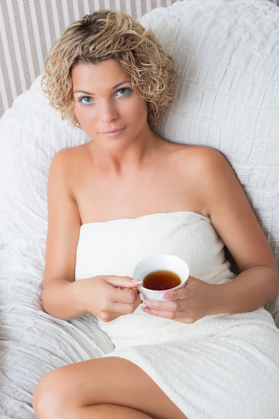 Belleza mujeres bebiendo té — Foto de Stock