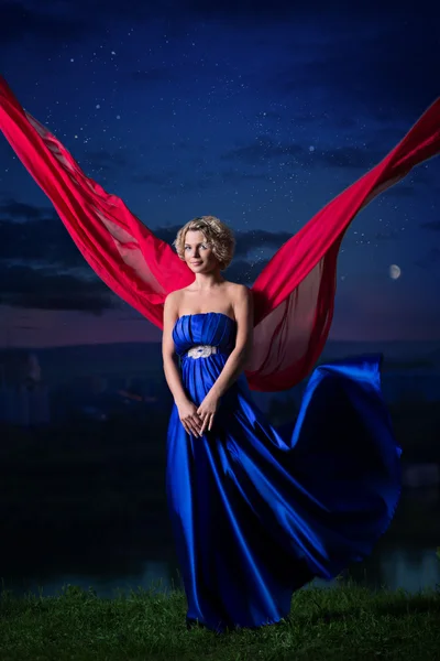 Menina bonita em um vestido azul — Fotografia de Stock