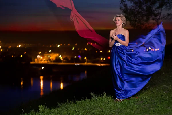 Schöne Mädchen in einem blauen Kleid — Stockfoto