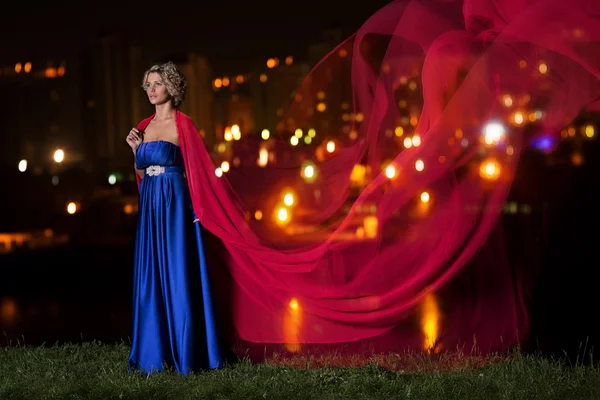 Menina bonita em um vestido azul — Fotografia de Stock