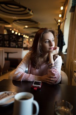 bir restoranda büyüleyici kadın