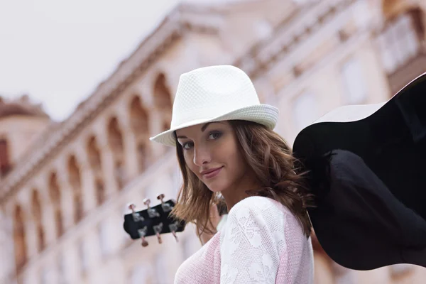 Eski bir binada bir gitar ile kız — Stok fotoğraf