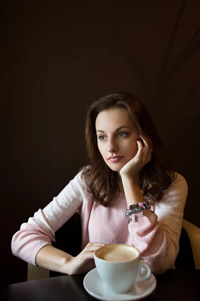 Femme charmante dans un restaurant — Photo