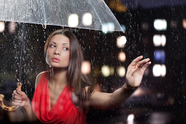 Jolie femme avec parapluie sous — Photo
