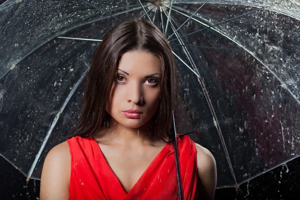 Mujer bonita con paraguas bajo —  Fotos de Stock