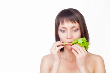 Salata yiyen kadın