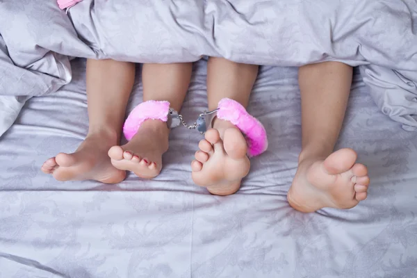 Sexy casal beijando e jogando na cama — Fotografia de Stock