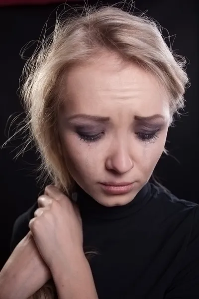 Mujer llorona molesta. expresión trágica . — Foto de Stock