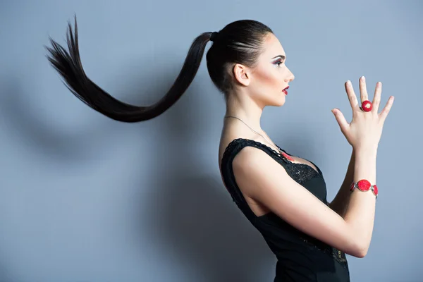 Brunette aux lèvres rouge vif. cheveux volants — Photo