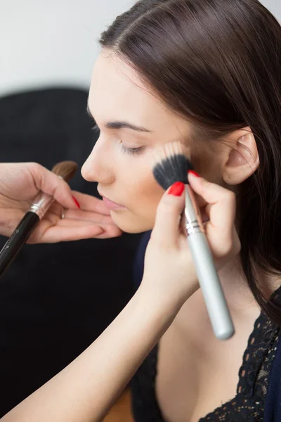 Vacker flicka make-up tillämpas. — Stockfoto