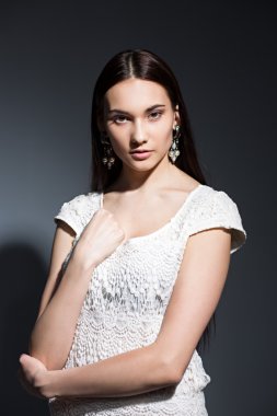 güzel esmer ile büyük küpeler