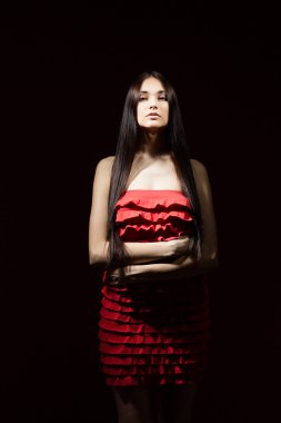 kırmızı bir elbise olan esmer güzel