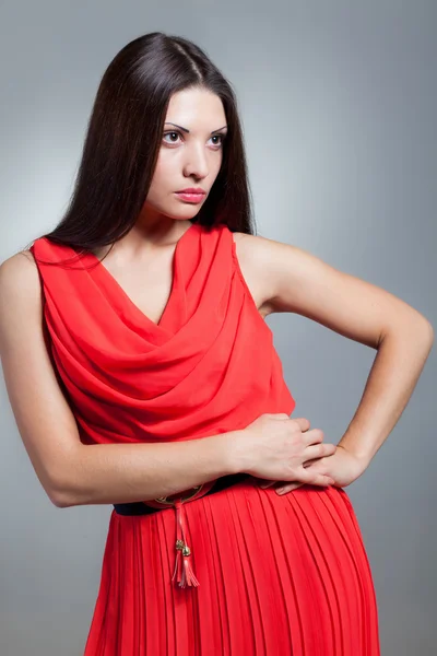 Kırmızı elbiseli, duygu kız — Stok fotoğraf