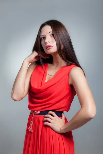 Chica en un vestido rojo, emoción — Foto de Stock