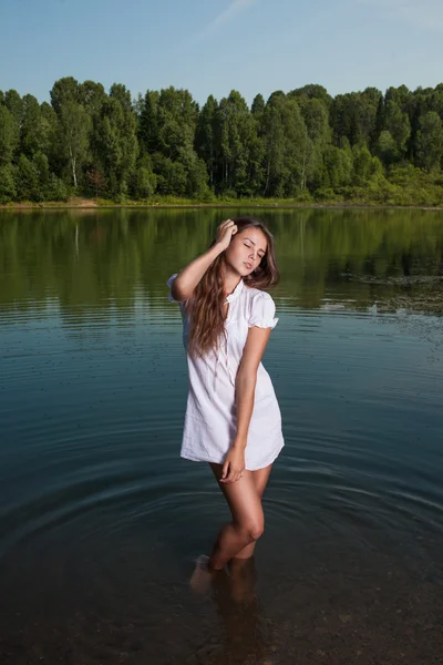 Blonde in water — Stock Photo, Image