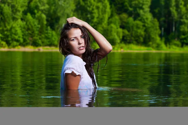 Rubia en el agua — Foto de Stock