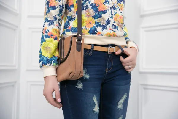 Una chica sosteniendo una bolsa. primer plano — Foto de Stock