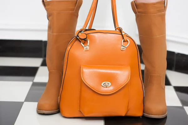 Ragazza con una borsa in mano. primo piano — Foto Stock