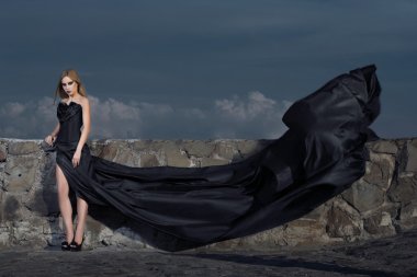 kızı duvara uzun bir tren korse.