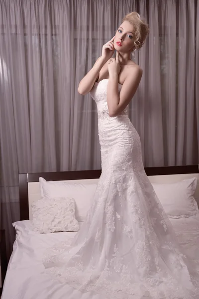 Gadis mencoba gaun pengantin — Stok Foto