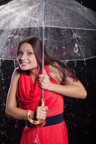 Fille dans une robe rouge sous la pluie — Photo